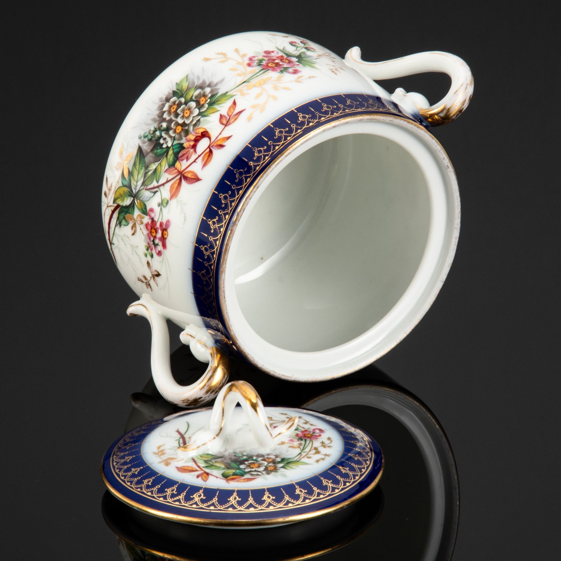 Сахарница с цветочным декором, орнаментальной каймой, навершием крышки в виде змеи и фигурными ручками, фарфор, крытье кобальтом, роспись, золочение, Фарфоровая фабрика Гарднера, Российская империя, 1870-1890 гг.