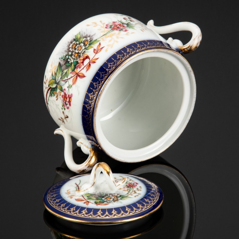 Сахарница с цветочным декором, орнаментальной каймой, навершием крышки в виде змеи и фигурными ручками, фарфор, крытье кобальтом, роспись, золочение, Фарфоровая фабрика Гарднера, Российская империя, 1870-1890 гг.