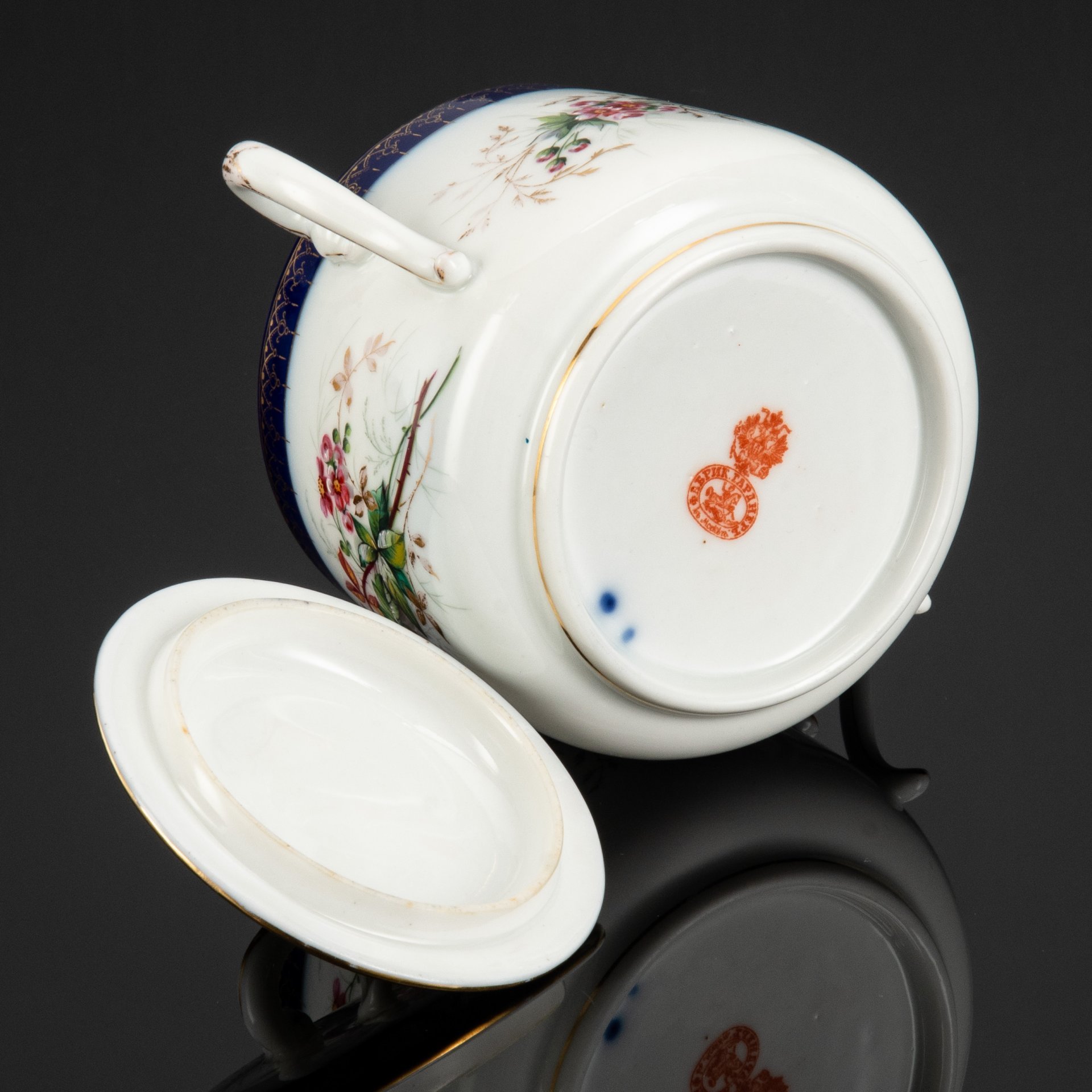 Сахарница с цветочным декором, орнаментальной каймой, навершием крышки в виде змеи и фигурными ручками, фарфор, крытье кобальтом, роспись, золочение, Фарфоровая фабрика Гарднера, Российская империя, 1870-1890 гг.