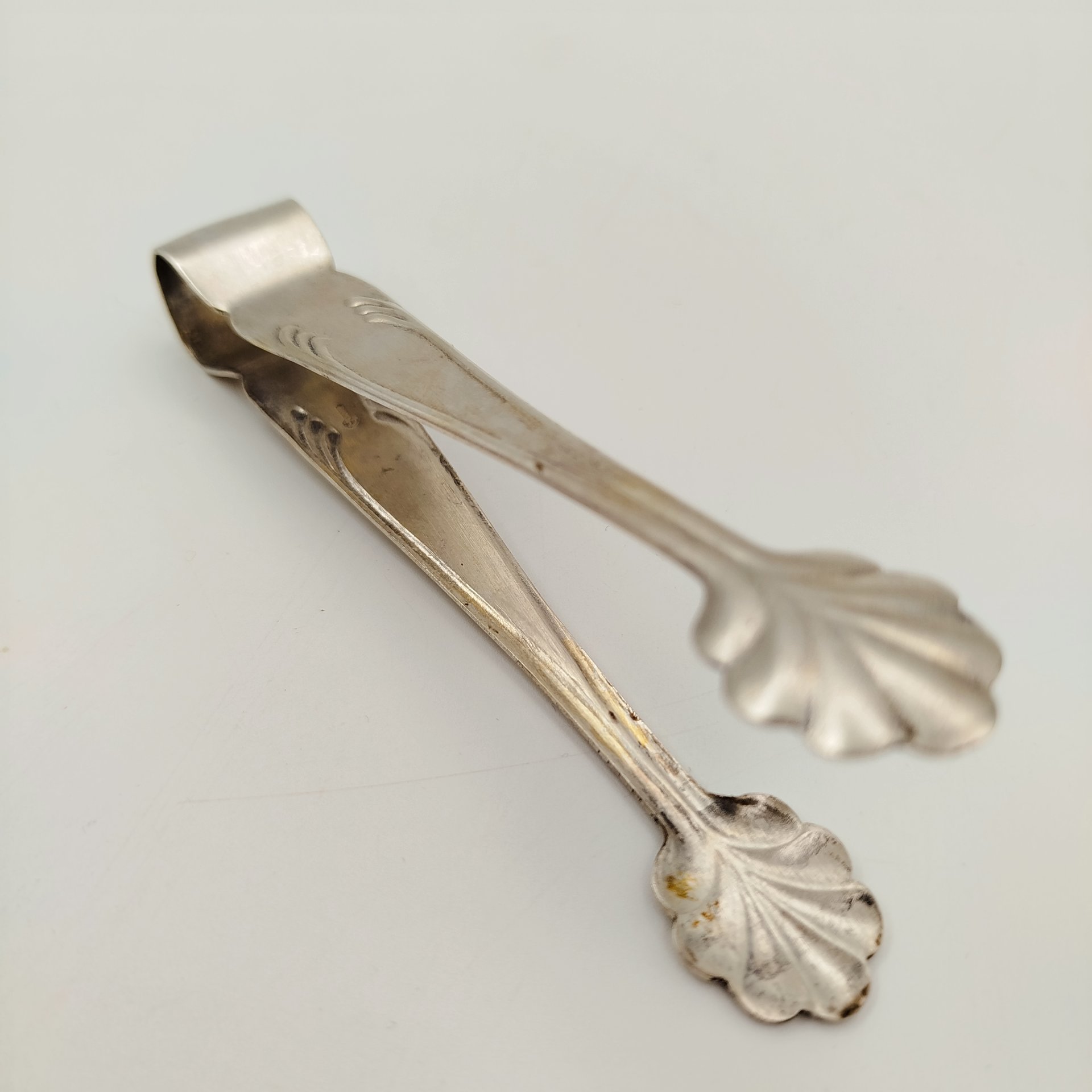 Щипцы для сахара с рельефным декором, мНЦ (медь-никель-цинк), Кольчугинский завод цветных металлов, СССР, 1970-1990 гг.