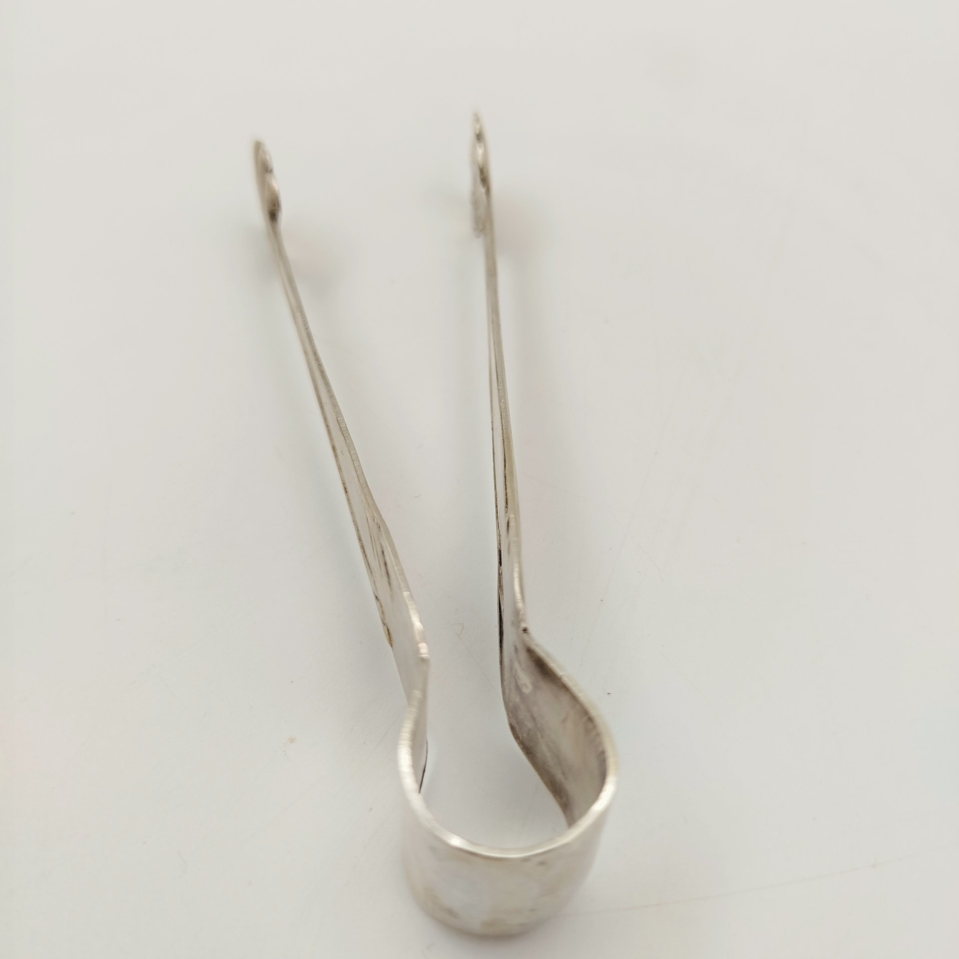 Щипцы для сахара с рельефным декором, мНЦ (медь-никель-цинк), Кольчугинский завод цветных металлов, СССР, 1970-1990 гг.