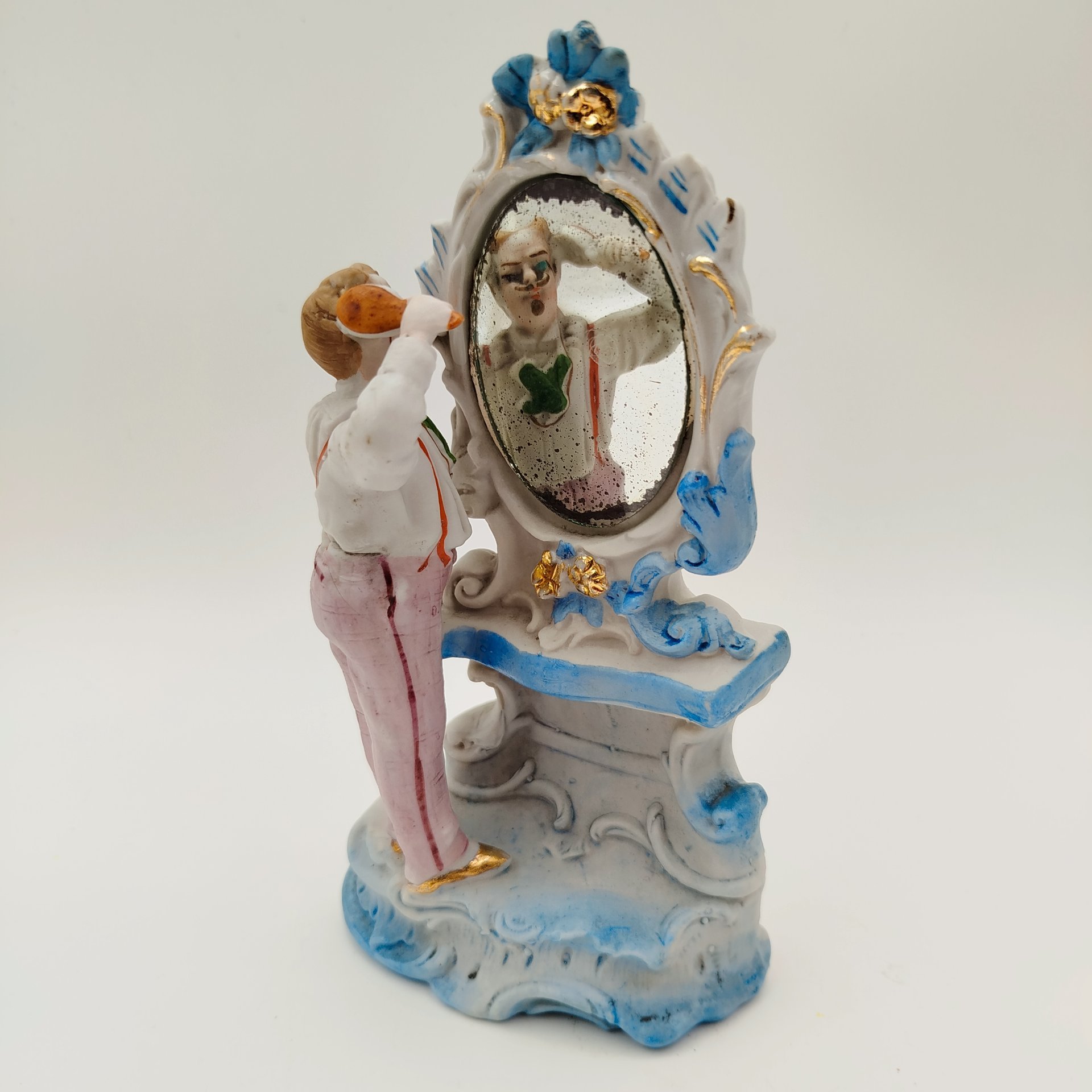 Статуэтка "Мужской утренний туалет", бисквит, роспись, золочение, зеркало, Западная Европа, 1960-1980 гг.