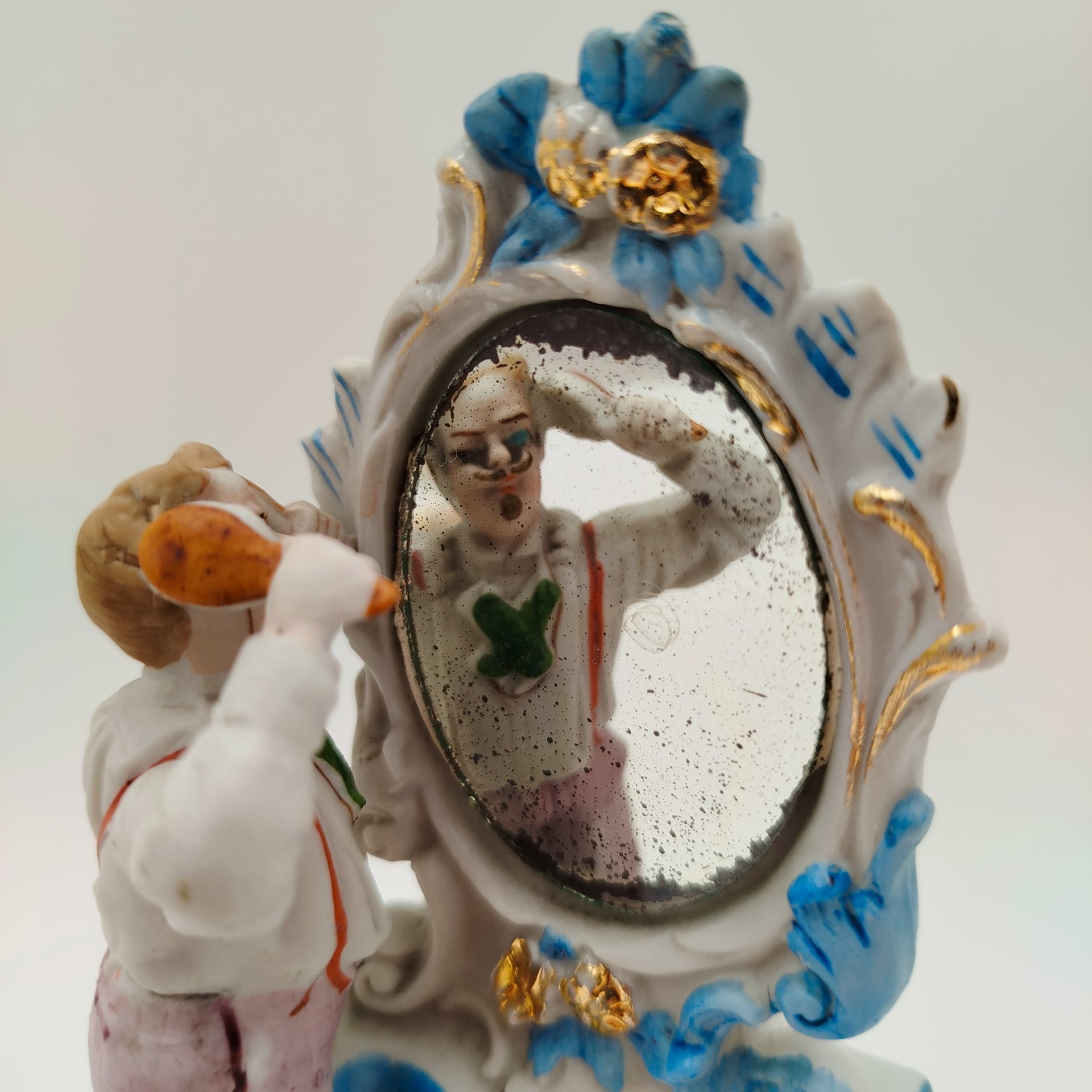 Статуэтка "Мужской утренний туалет", бисквит, роспись, золочение, зеркало, Западная Европа, 1960-1980 гг.