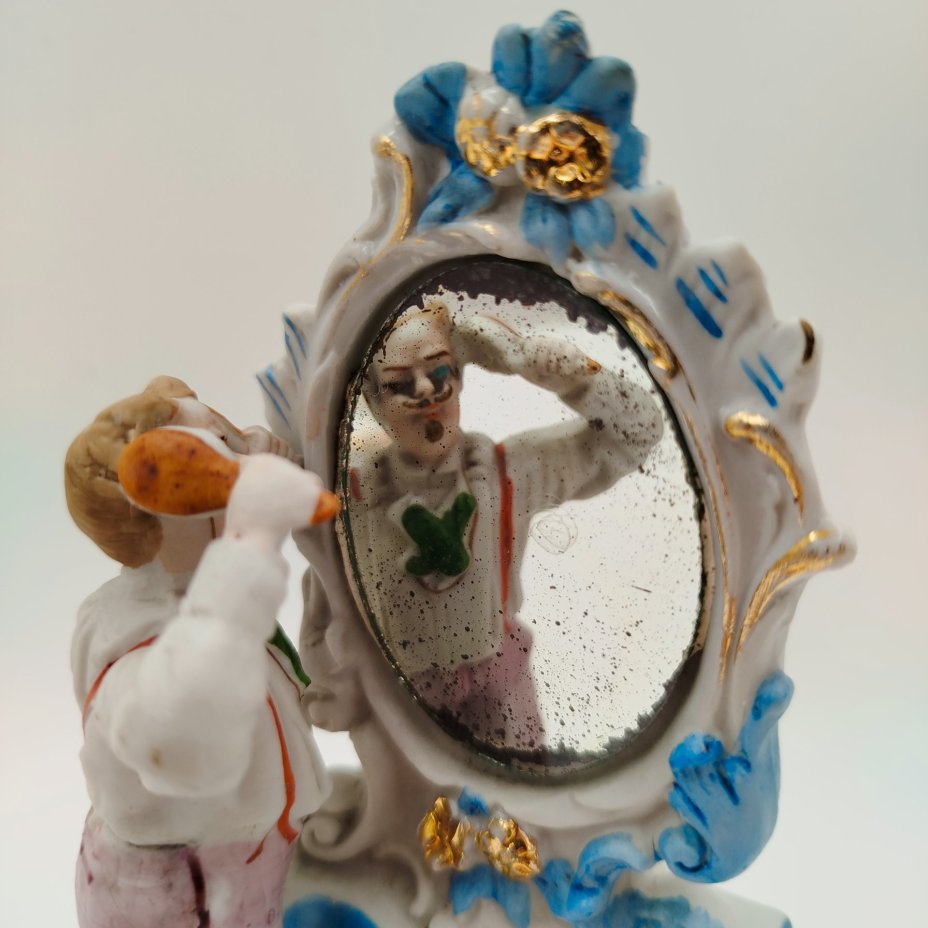 Статуэтка "Мужской утренний туалет"