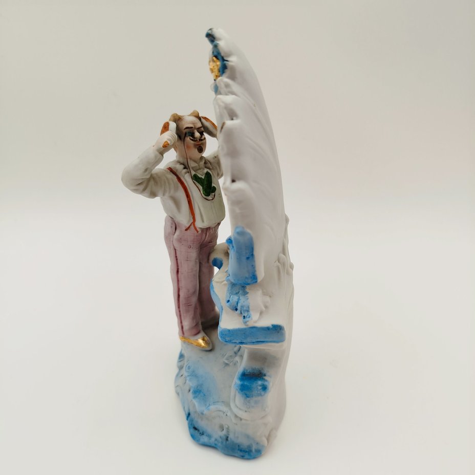 Статуэтка "Мужской утренний туалет"