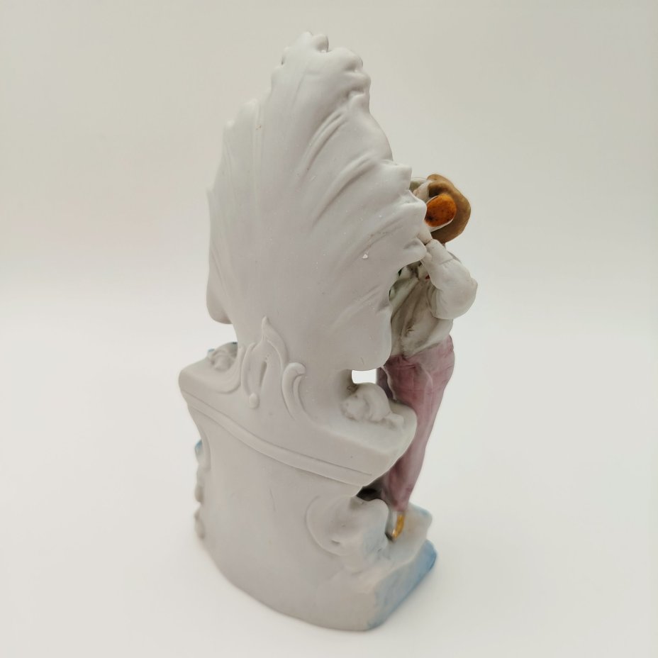 Статуэтка "Мужской утренний туалет"