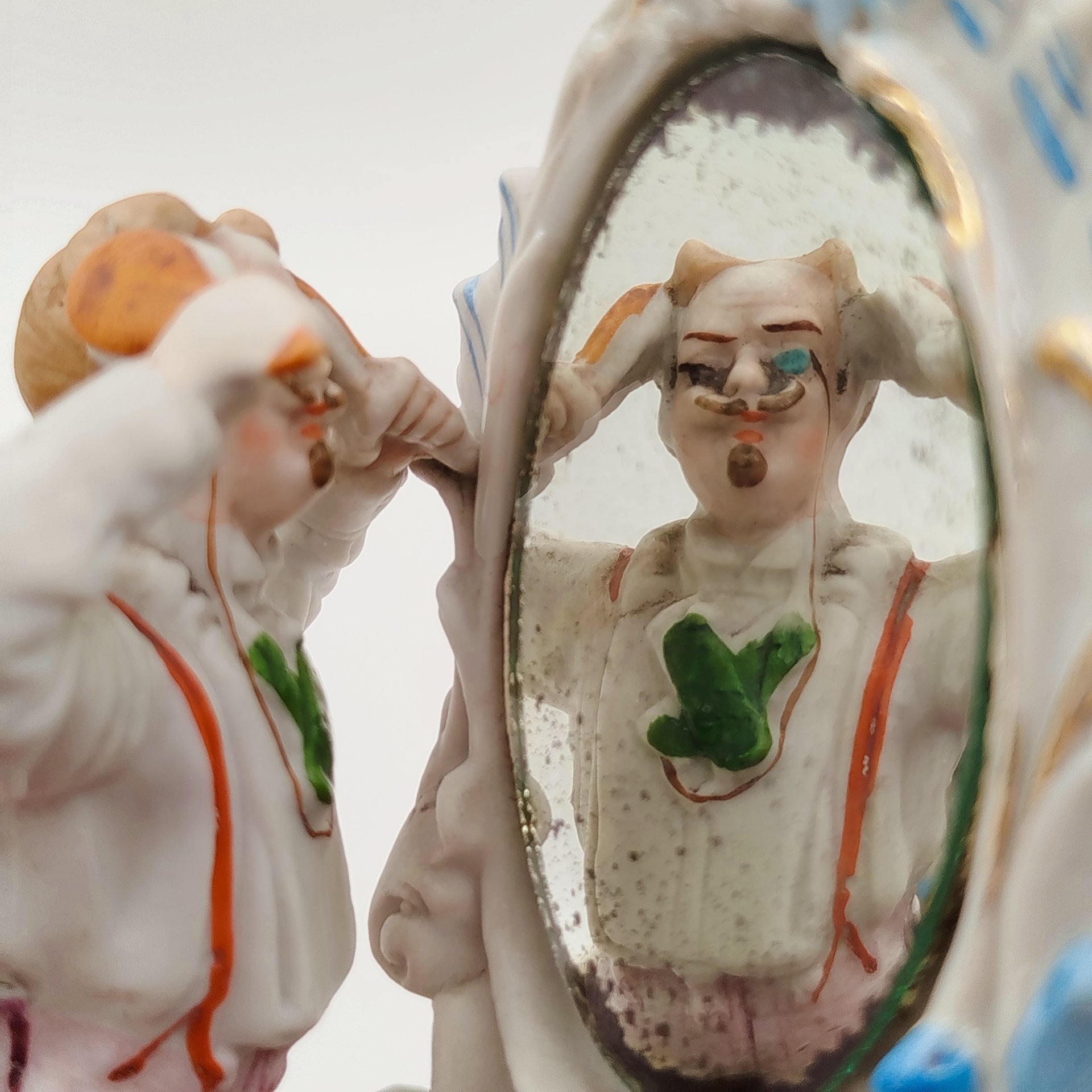 Статуэтка "Мужской утренний туалет", бисквит, роспись, золочение, зеркало, Западная Европа, 1960-1980 гг.