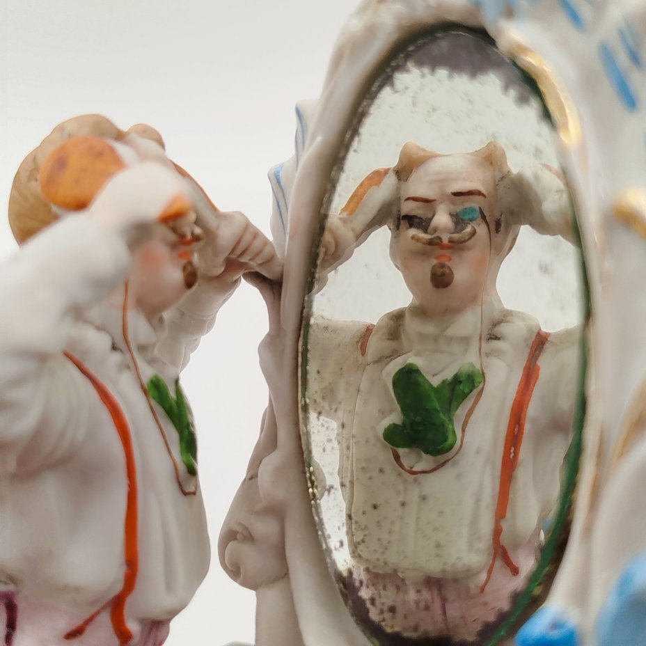 Статуэтка "Мужской утренний туалет"