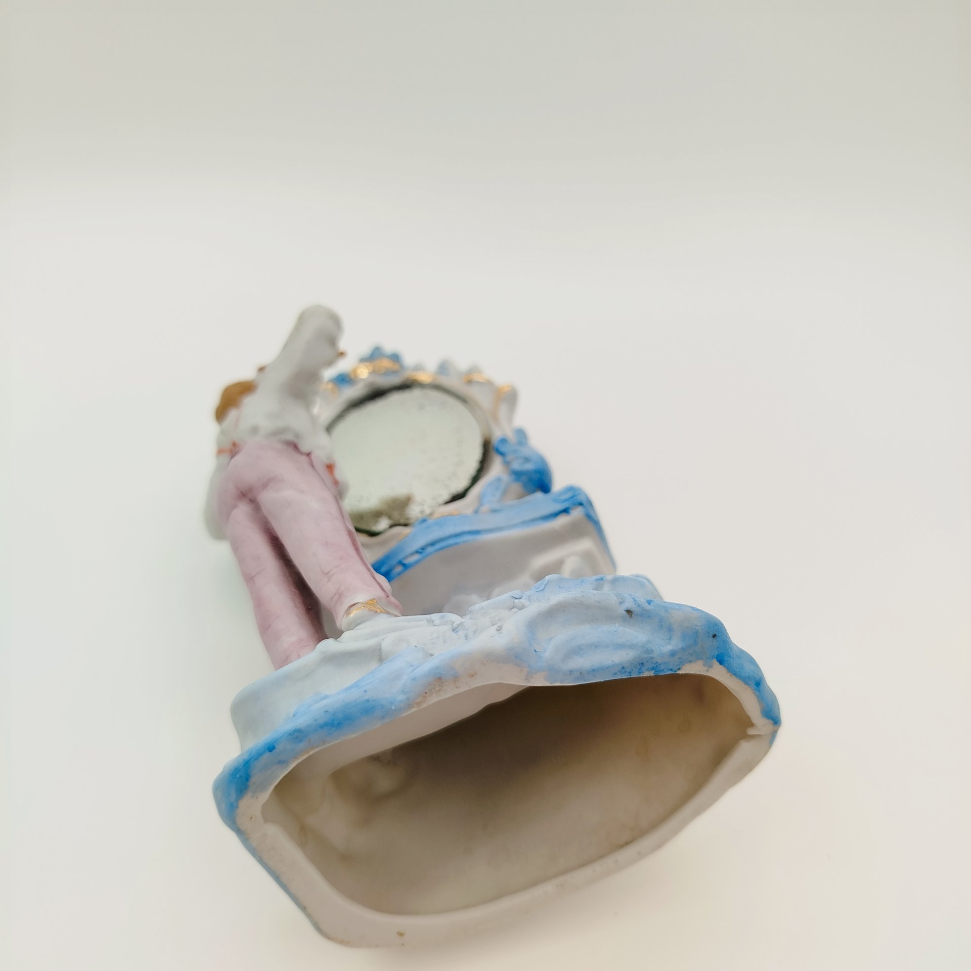 Статуэтка "Мужской утренний туалет", бисквит, роспись, золочение, зеркало, Западная Европа, 1960-1980 гг.