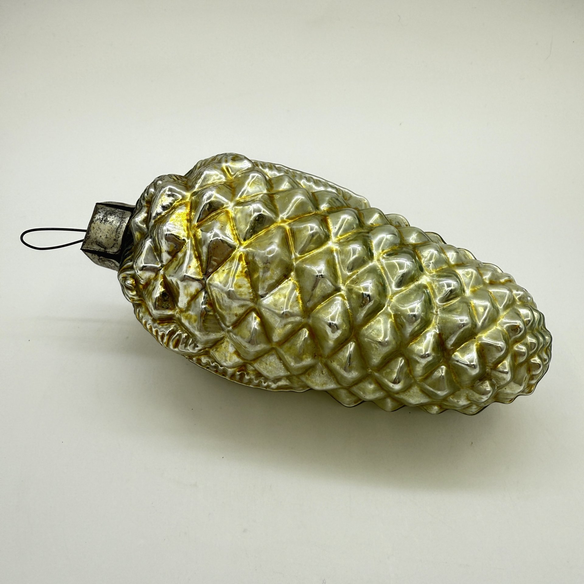 Большая ёлочная игрушка "Шишка", стекло, металл, краска, СССР, 1950-1980 гг.