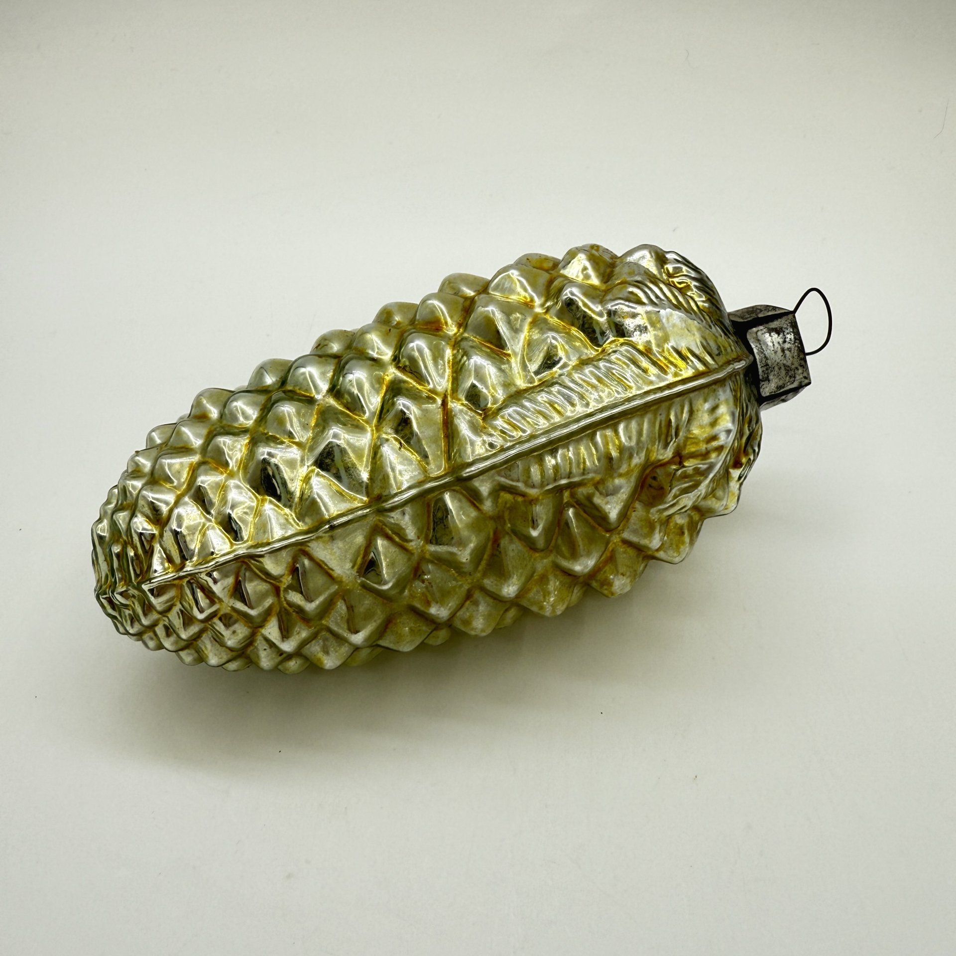 Большая ёлочная игрушка "Шишка", стекло, металл, краска, СССР, 1950-1980 гг.