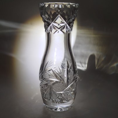 Ваза для цветов каплевидной формы, украшенная геометрическим декором