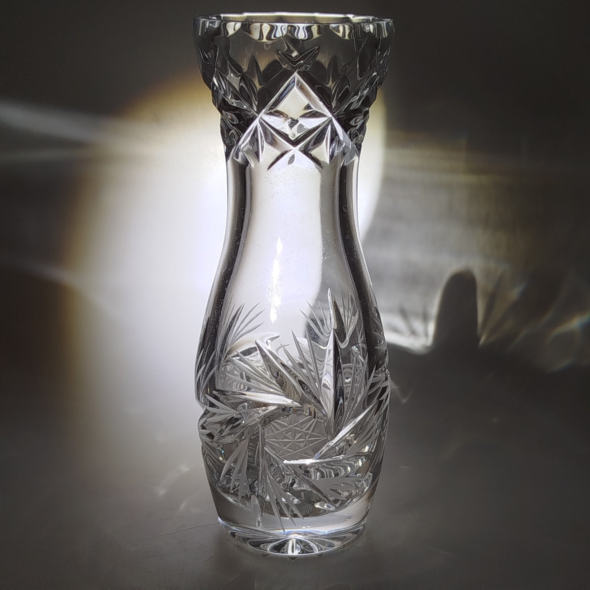 Ваза для цветов каплевидной формы, украшенная геометрическим декором