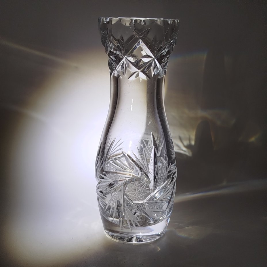 Ваза для цветов каплевидной формы, украшенная геометрическим декором