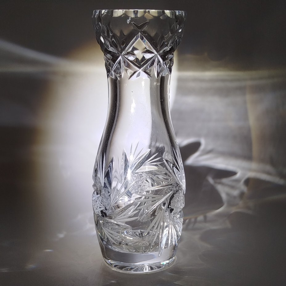 Ваза для цветов каплевидной формы, украшенная геометрическим декором