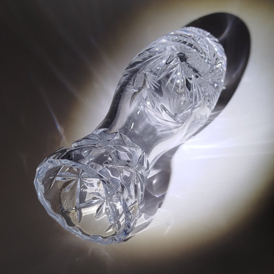 Ваза для цветов каплевидной формы, украшенная геометрическим декором