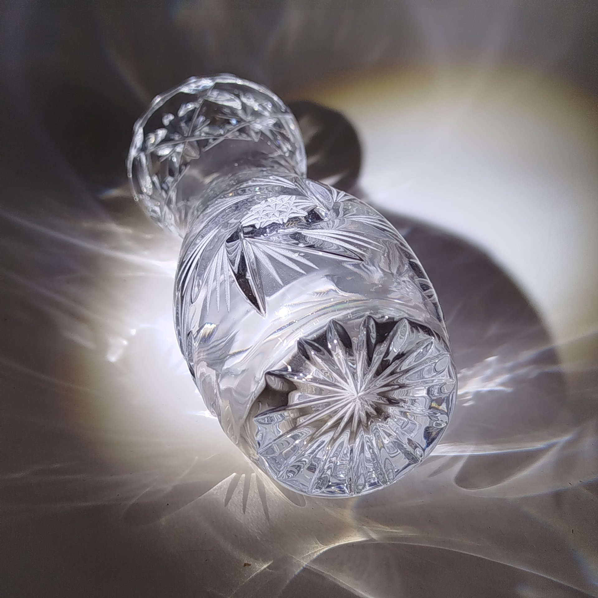 Ваза для цветов каплевидной формы, украшенная геометрическим декором