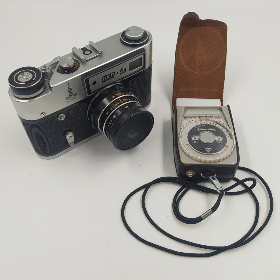 Фотоаппарат "ФЭД-5" с олимпийской символикой и объективом "Индустар 61 Л/Д", в комплекте с экспонометром "Ленинград-4", металл, пластик, стекло, кожа, Харьковский машиностроительный завод им. Дзержинского (ФЭД), СССР, 1979-1980 гг.