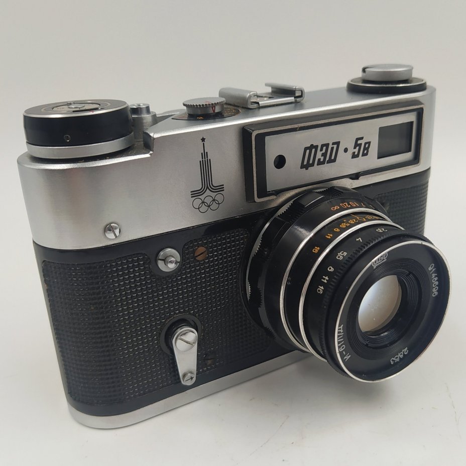 Фотоаппарат "ФЭД-5" с олимпийской символикой и объективом "Индустар 61 Л/Д", в комплекте с экспонометром "Ленинград-4", металл, пластик, стекло, кожа, Харьковский машиностроительный завод им. Дзержинского (ФЭД), СССР, 1979-1980 гг.