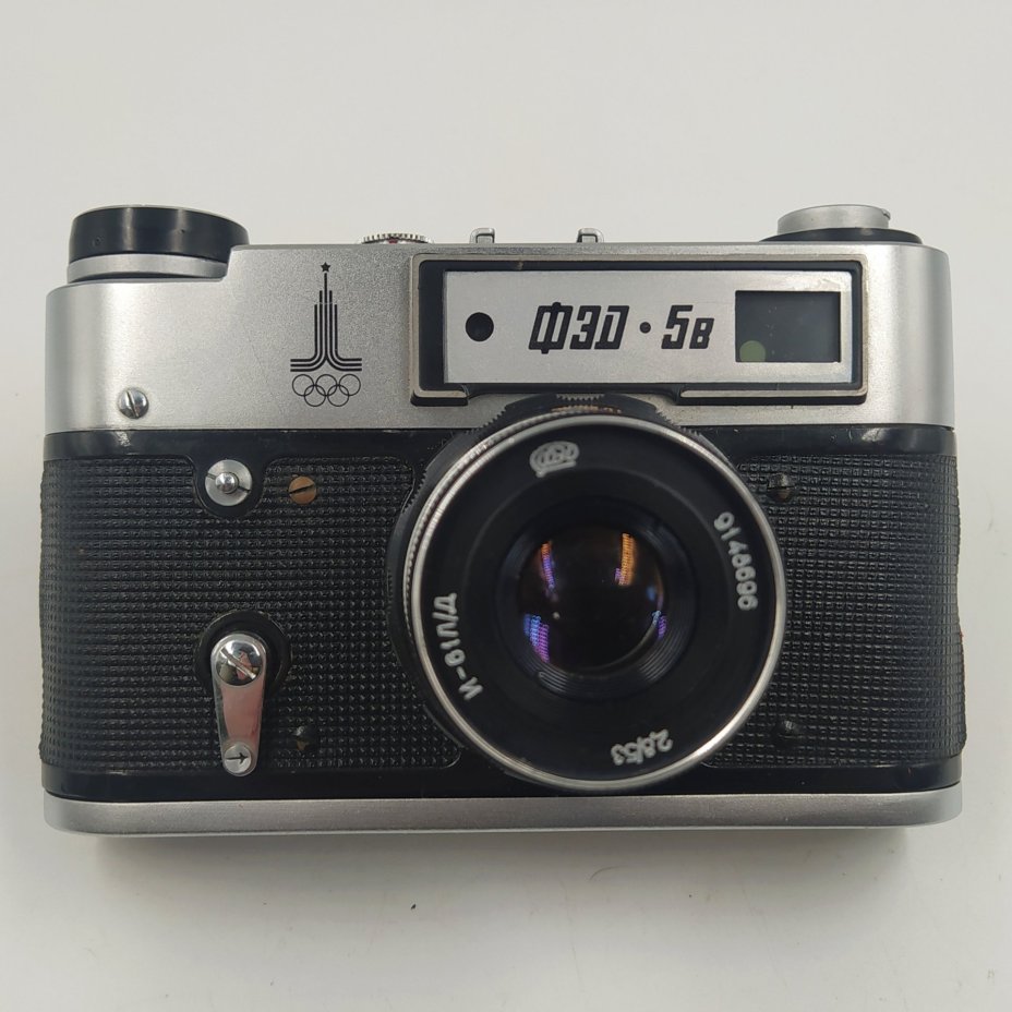Фотоаппарат "ФЭД-5" с олимпийской символикой и объективом "Индустар 61 Л/Д", в комплекте с экспонометром "Ленинград-4", металл, пластик, стекло, кожа, Харьковский машиностроительный завод им. Дзержинского (ФЭД), СССР, 1979-1980 гг.