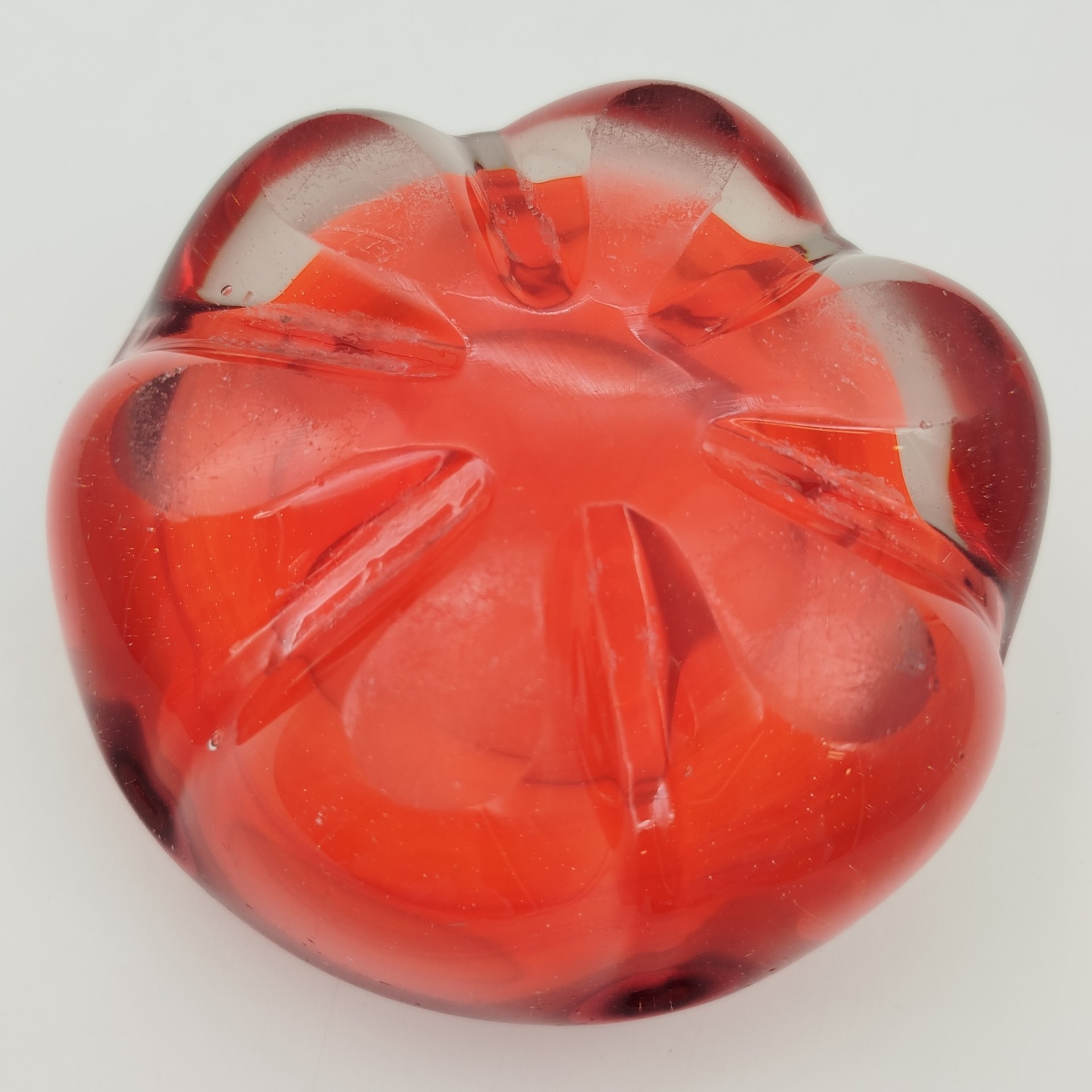 Пепельница красного оттенка, стекло, гутная техника, СССР, 1960-1980 гг.