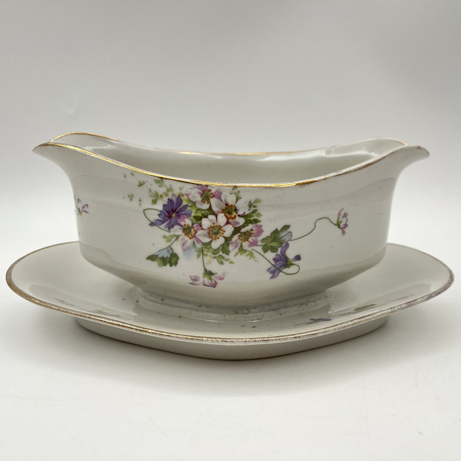 Соусник, украшенный изображением полевых цветов