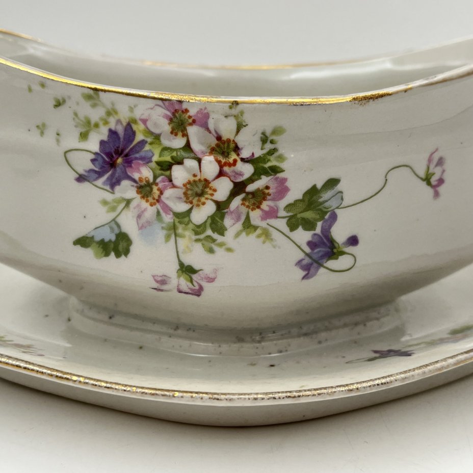 Соусник, украшенный изображением полевых цветов