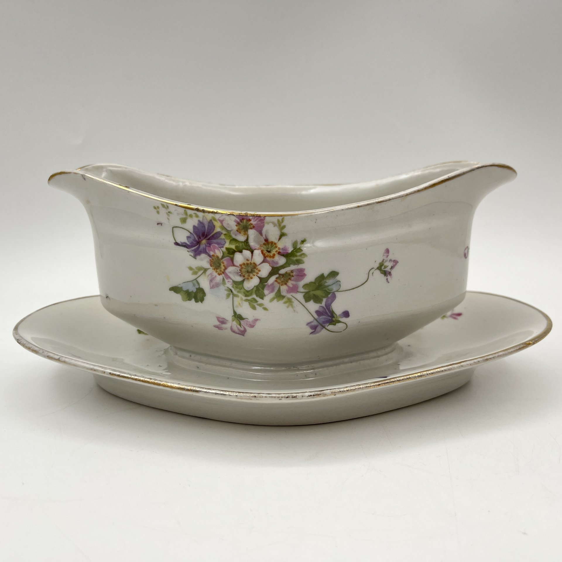 Соусник, украшенный изображением полевых цветов