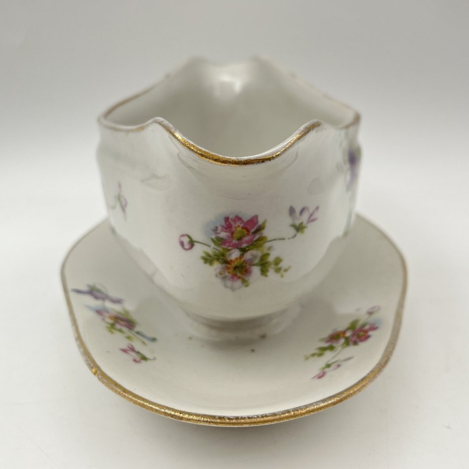 Соусник, украшенный изображением полевых цветов