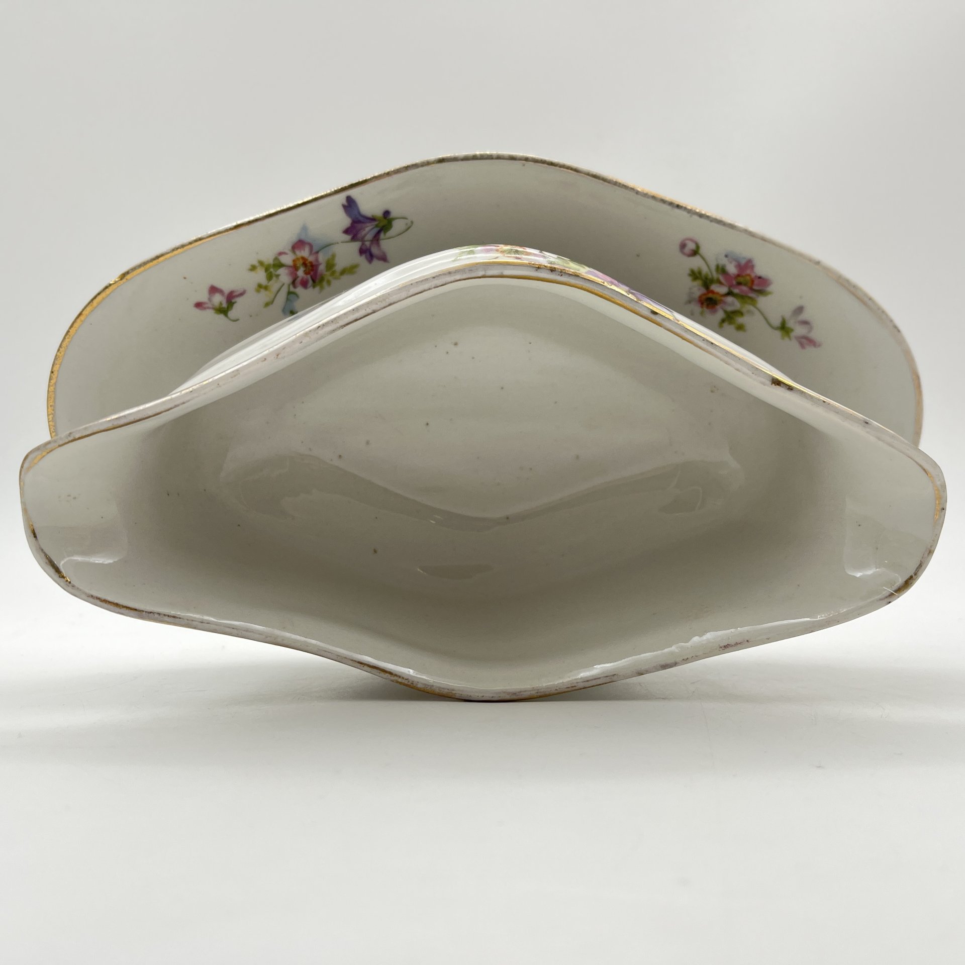 Соусник, украшенный изображением полевых цветов