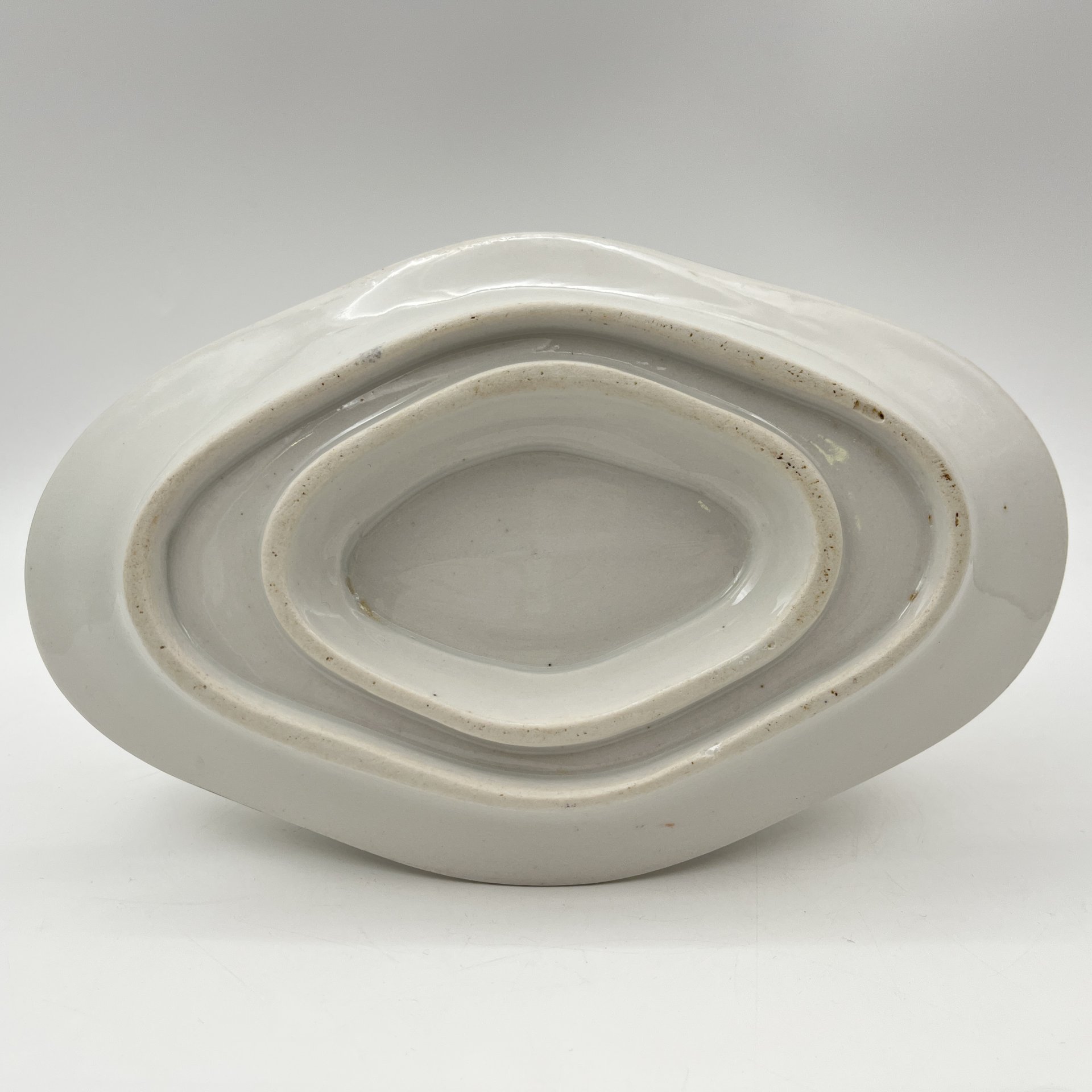 Соусник, украшенный изображением полевых цветов