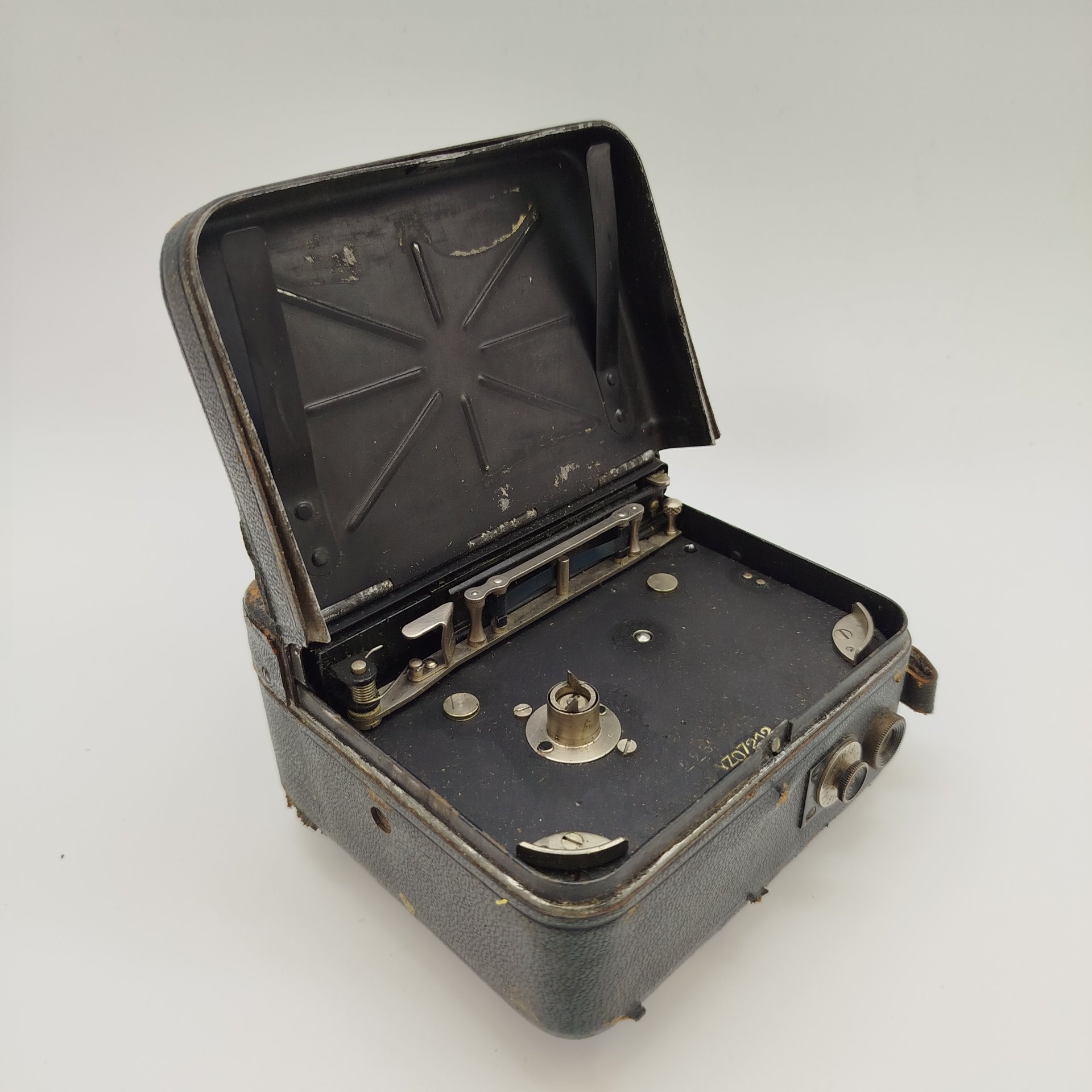 Кинокамера Pathe "Motocamera"? тип пленки 9,5 мм