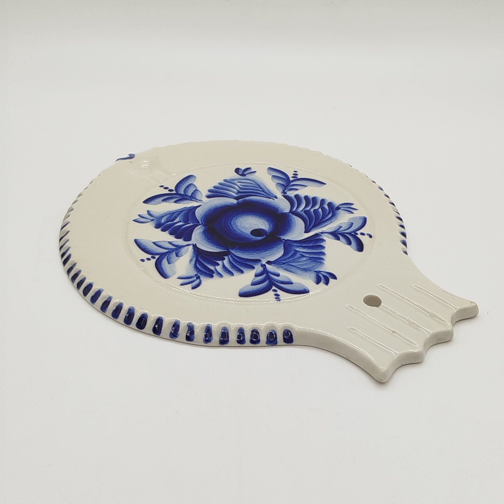 Доска с цветочным орнаментом, фарфор, роспись, Речицкий фарфоровый завод (Гжель), Россия, 1981-2011 гг.