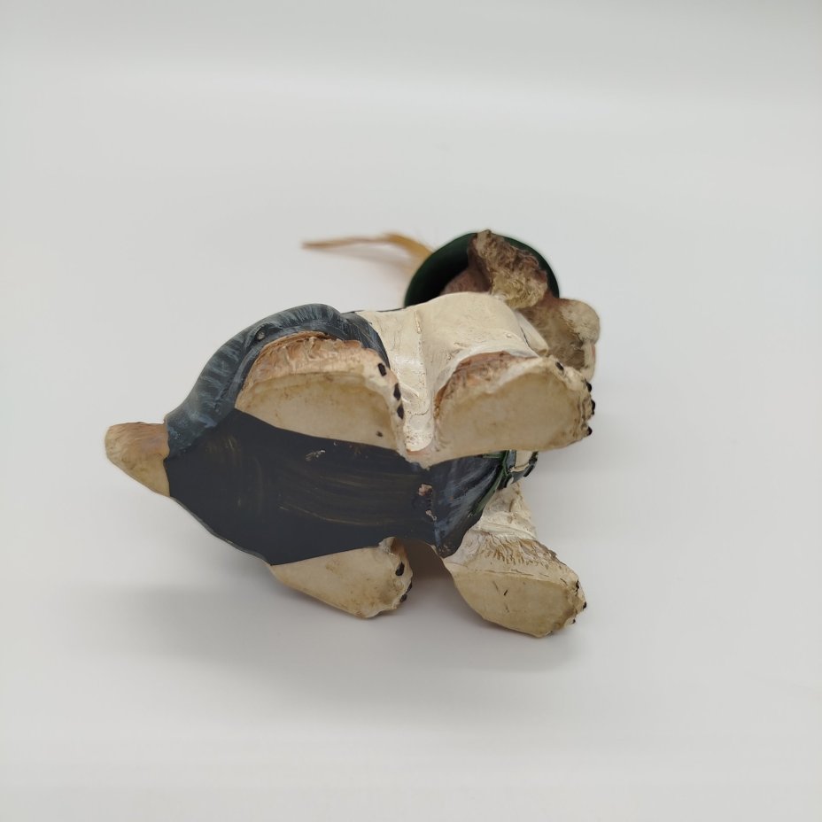 Статуэтка "Собака с пером в баварском костюме", композитный материал, 1990-2010 гг.