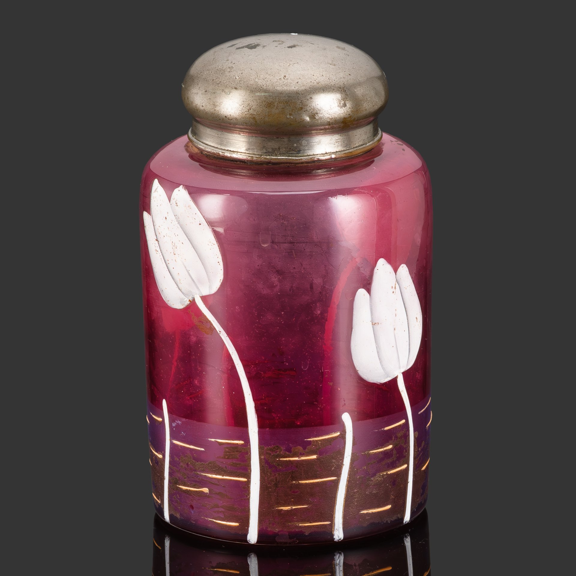 Чайница с туловом из клюквенного стекла, декорированным стилизованным изображением водяных лилий