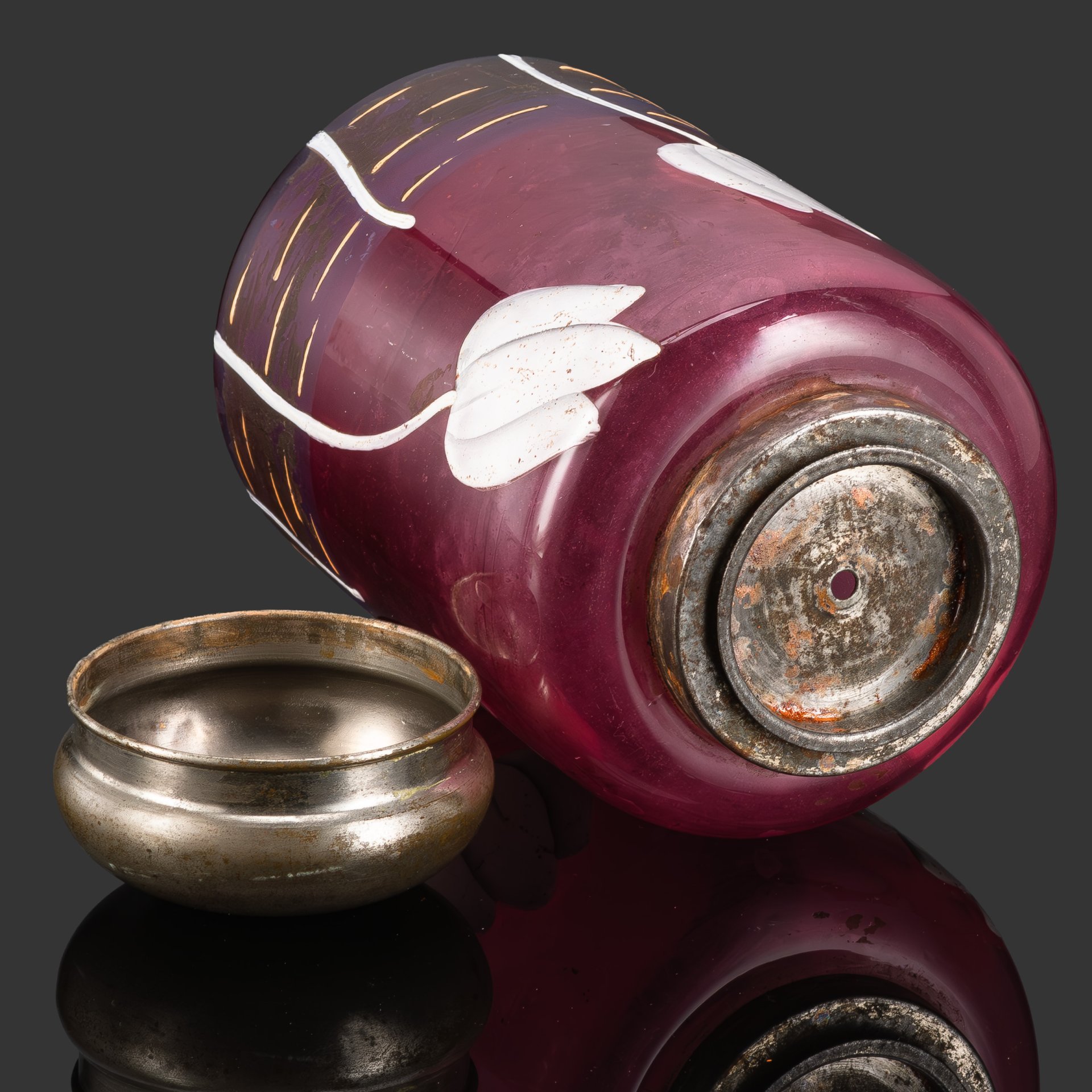 Чайница с туловом из клюквенного стекла, декорированным стилизованным изображением водяных лилий