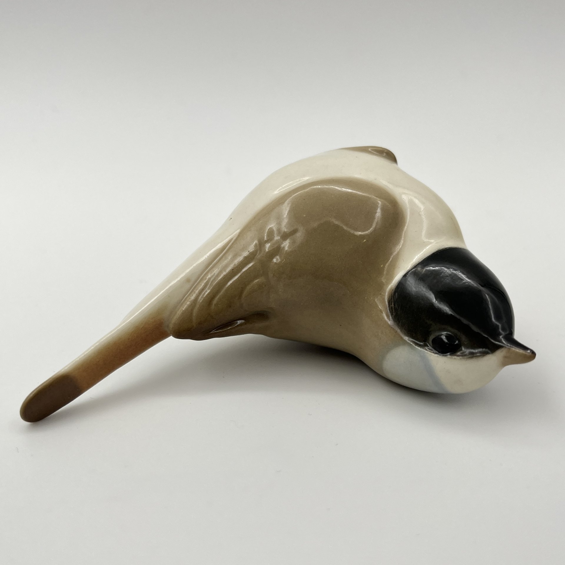 Статуэтка "Горихвостка", скульптор П.Веселов, фарфор, роспись, Ленинградский фарфоровый завод (ЛФЗ), СССР, 1980-1990 гг.