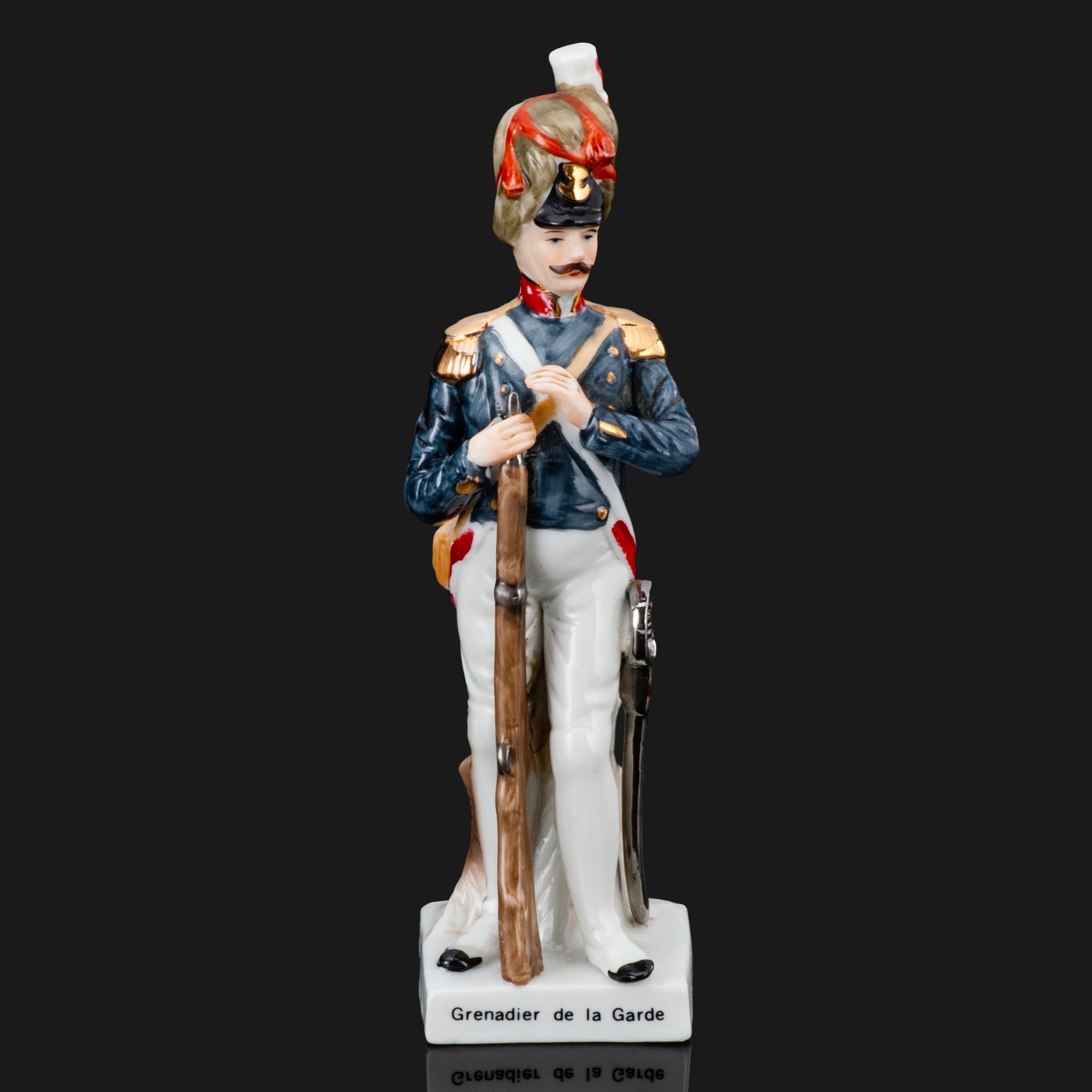 Статуэтка гренадёра гвардии из серии "Армия Наполеона" (Grenadier de la Garde), фарфор, роспись, золочение