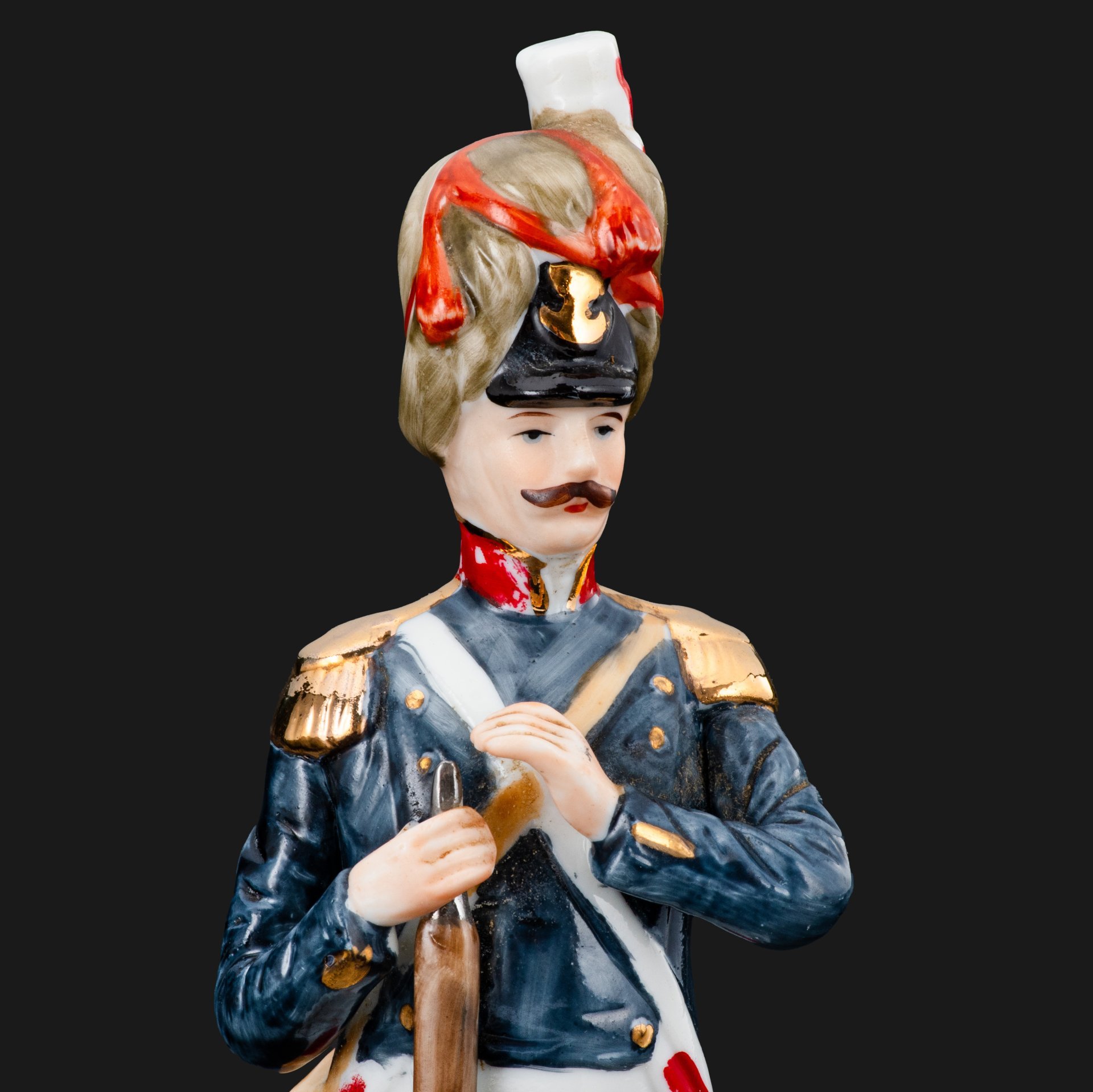 Статуэтка гренадёра гвардии из серии "Армия Наполеона" (Grenadier de la Garde), фарфор, роспись, золочение