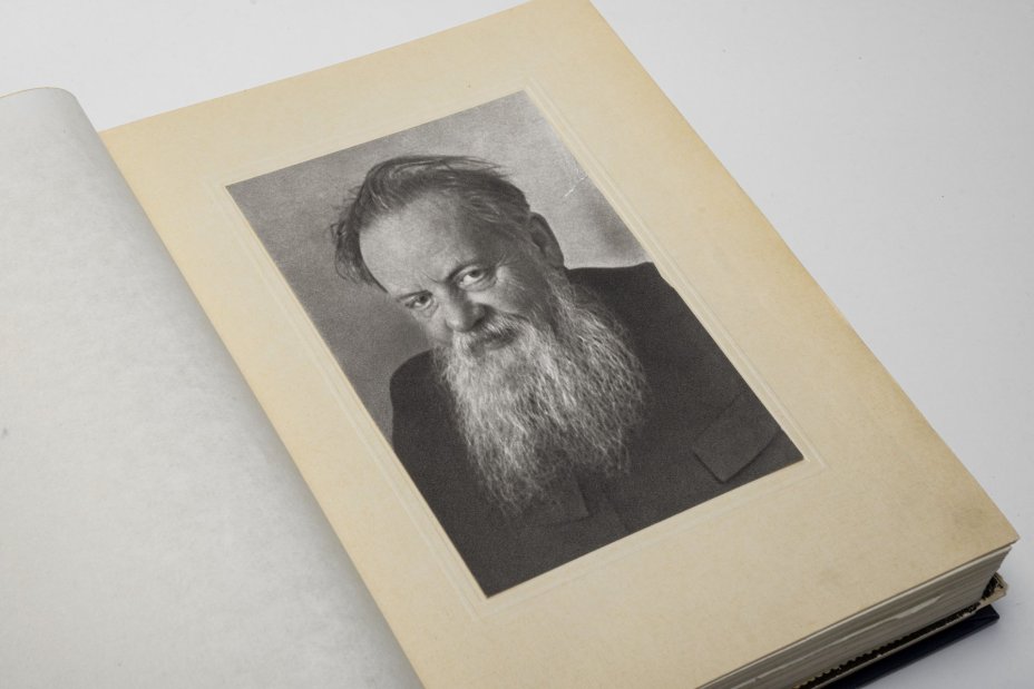 Книга П.П. Бажов "Малахитовая шкатулка" в папке, художник В. Баюскин, Издательство «ОГИЗ - Гослитиздат»