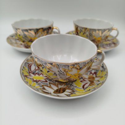 Набор из трех чайных пар "Золотые ромашки", автор формы "Тюльпан" С.Е. Яковлева, автор росписи Л.И. Григорьева, фарфор, деколь, золочение, Ленинградский фарфоровый завод (ЛФЗ), СССР, 1970-1992 гг.