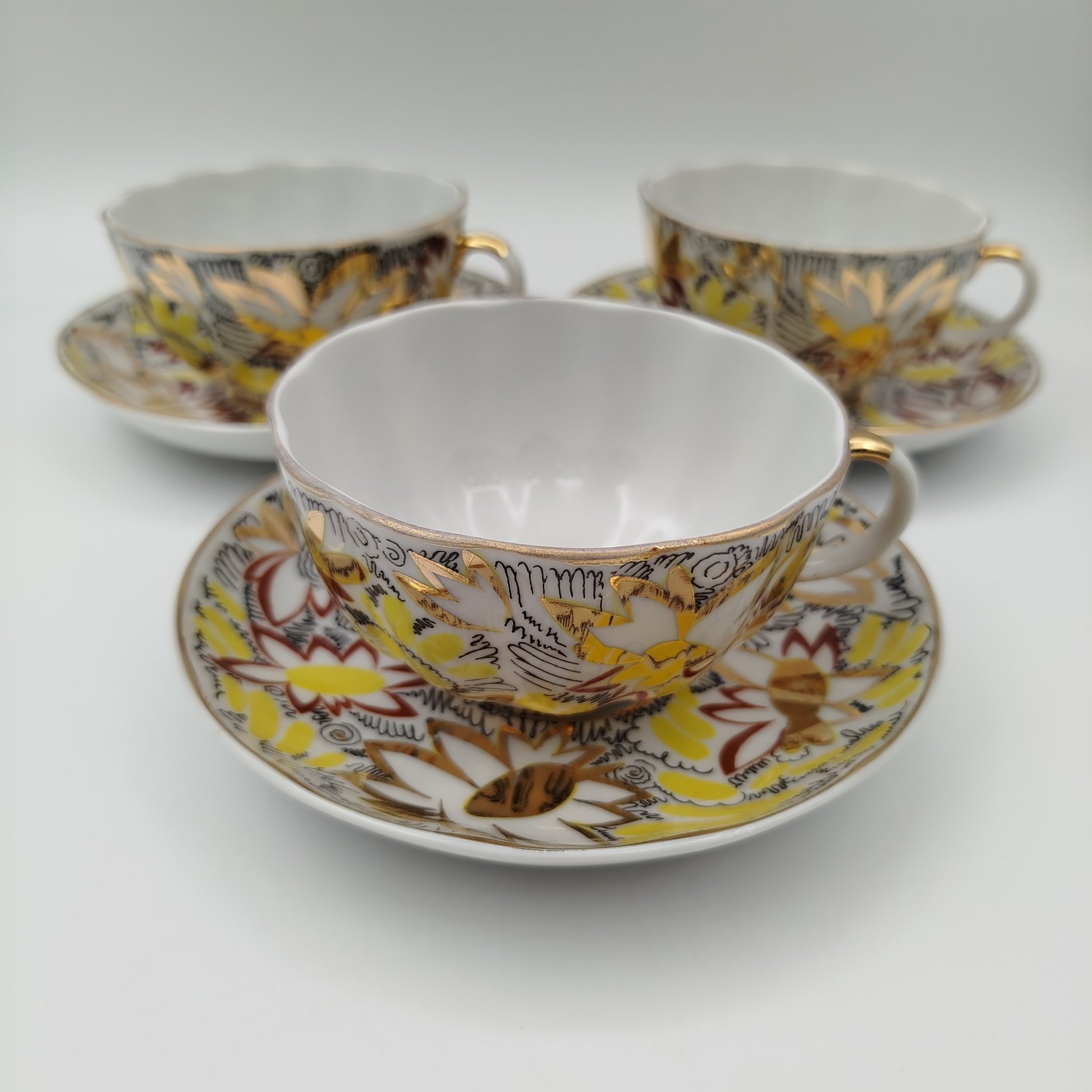 Набор из трех чайных пар "Золотые ромашки", автор формы "Тюльпан" С.Е. Яковлева, автор росписи Л.И. Григорьева, фарфор, деколь, золочение, Ленинградский фарфоровый завод (ЛФЗ), СССР, 1970-1992 гг.