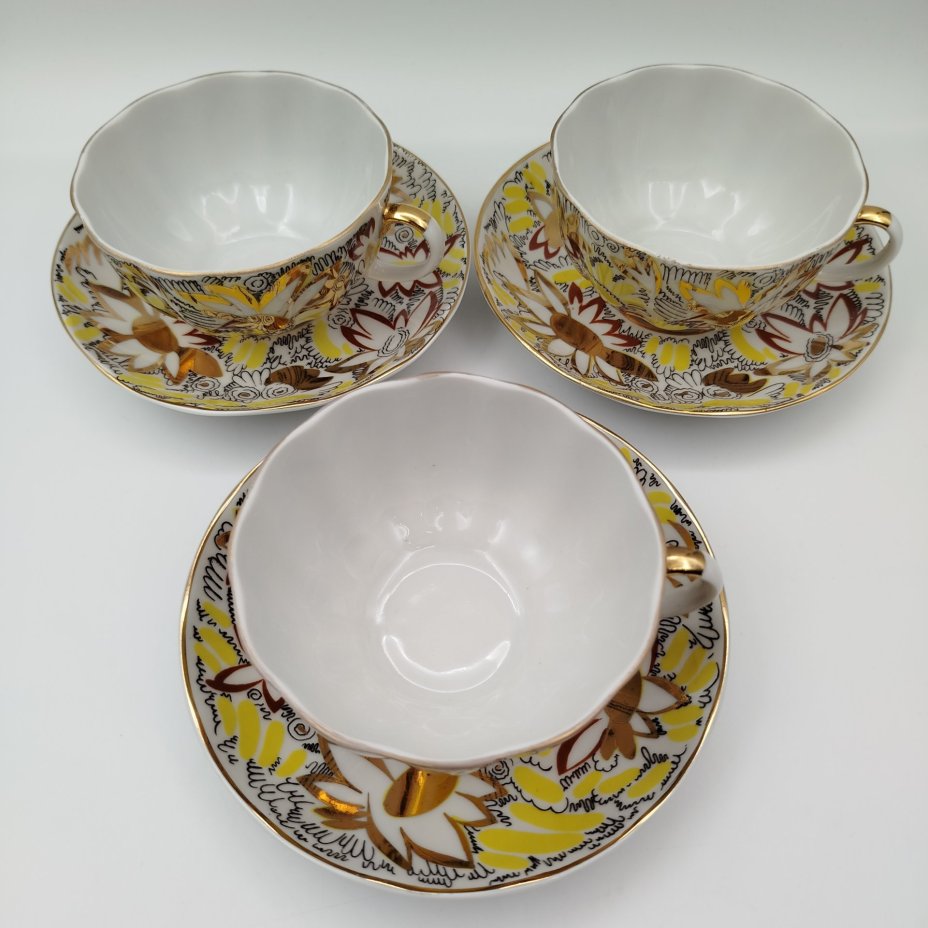 Набор из трех чайных пар "Золотые ромашки", автор формы "Тюльпан" С.Е. Яковлева, автор росписи Л.И. Григорьева, фарфор, деколь, золочение, Ленинградский фарфоровый завод (ЛФЗ), СССР, 1970-1992 гг.