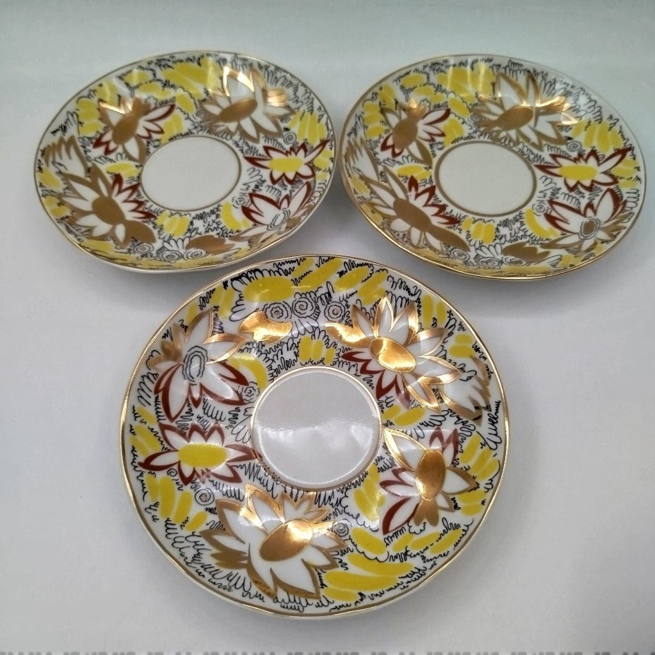 Набор из трех чайных пар "Золотые ромашки", автор формы "Тюльпан" С.Е. Яковлева, автор росписи Л.И. Григорьева, фарфор, деколь, золочение, Ленинградский фарфоровый завод (ЛФЗ), СССР, 1970-1992 гг.