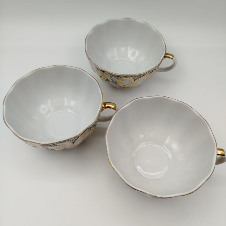 Набор из трех чайных пар "Золотые ромашки", автор формы "Тюльпан" С.Е. Яковлева, автор росписи Л.И. Григорьева, фарфор, деколь, золочение, Ленинградский фарфоровый завод (ЛФЗ), СССР, 1970-1992 гг.