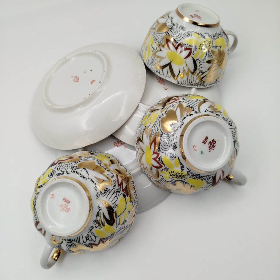 Набор из трех чайных пар "Золотые ромашки", автор формы "Тюльпан" С.Е. Яковлева, автор росписи Л.И. Григорьева, фарфор, деколь, золочение, Ленинградский фарфоровый завод (ЛФЗ), СССР, 1970-1992 гг.