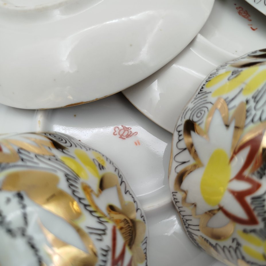 Набор из трех чайных пар "Золотые ромашки", автор формы "Тюльпан" С.Е. Яковлева, автор росписи Л.И. Григорьева, фарфор, деколь, золочение, Ленинградский фарфоровый завод (ЛФЗ), СССР, 1970-1992 гг.