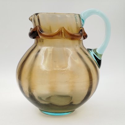 Кувшин в янтарно-голубой гамме с волнистым декором, стекло, гутная техника, СССР, 1960-1980 гг.