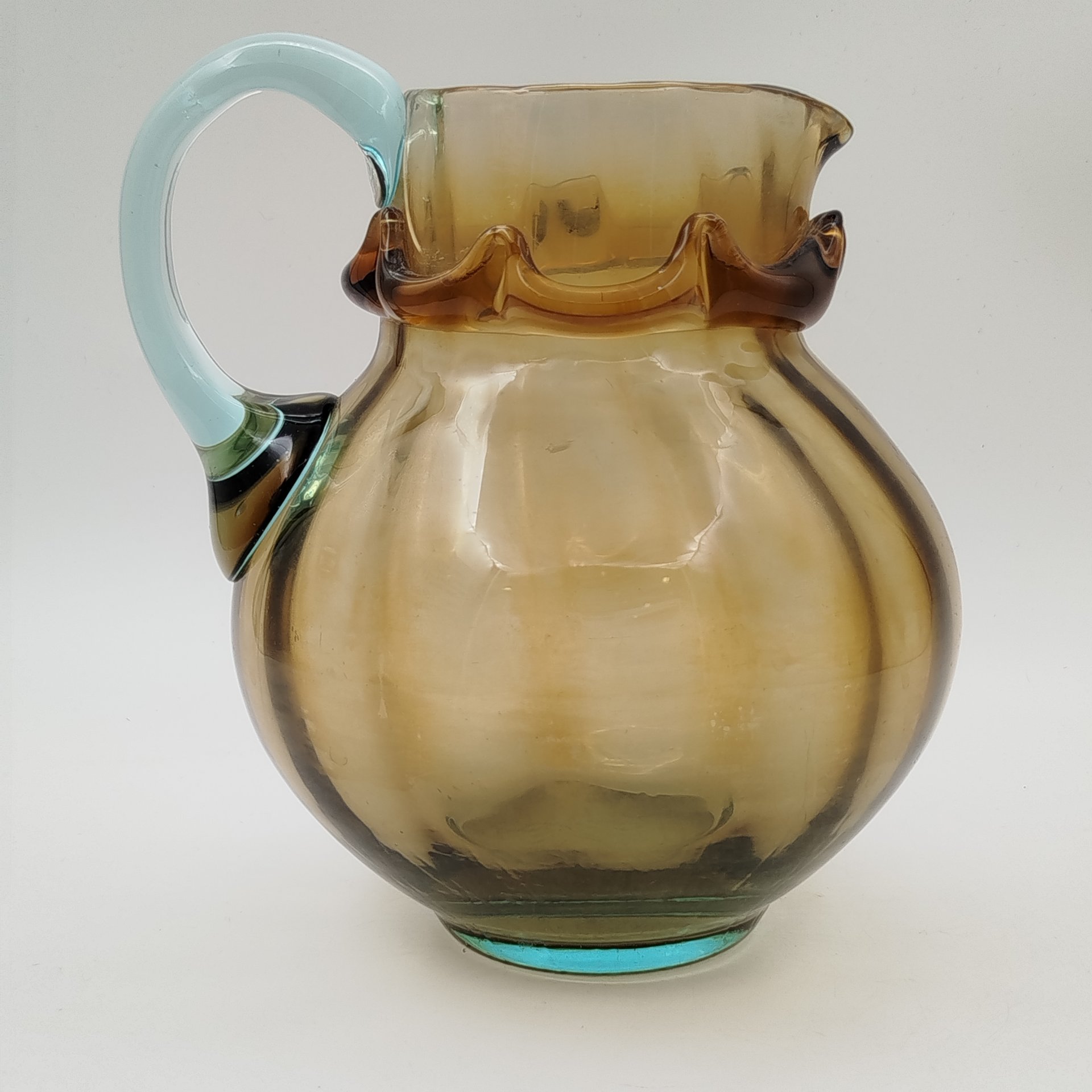 Кувшин в янтарно-голубой гамме с волнистым декором, стекло, гутная техника, СССР, 1960-1980 гг.