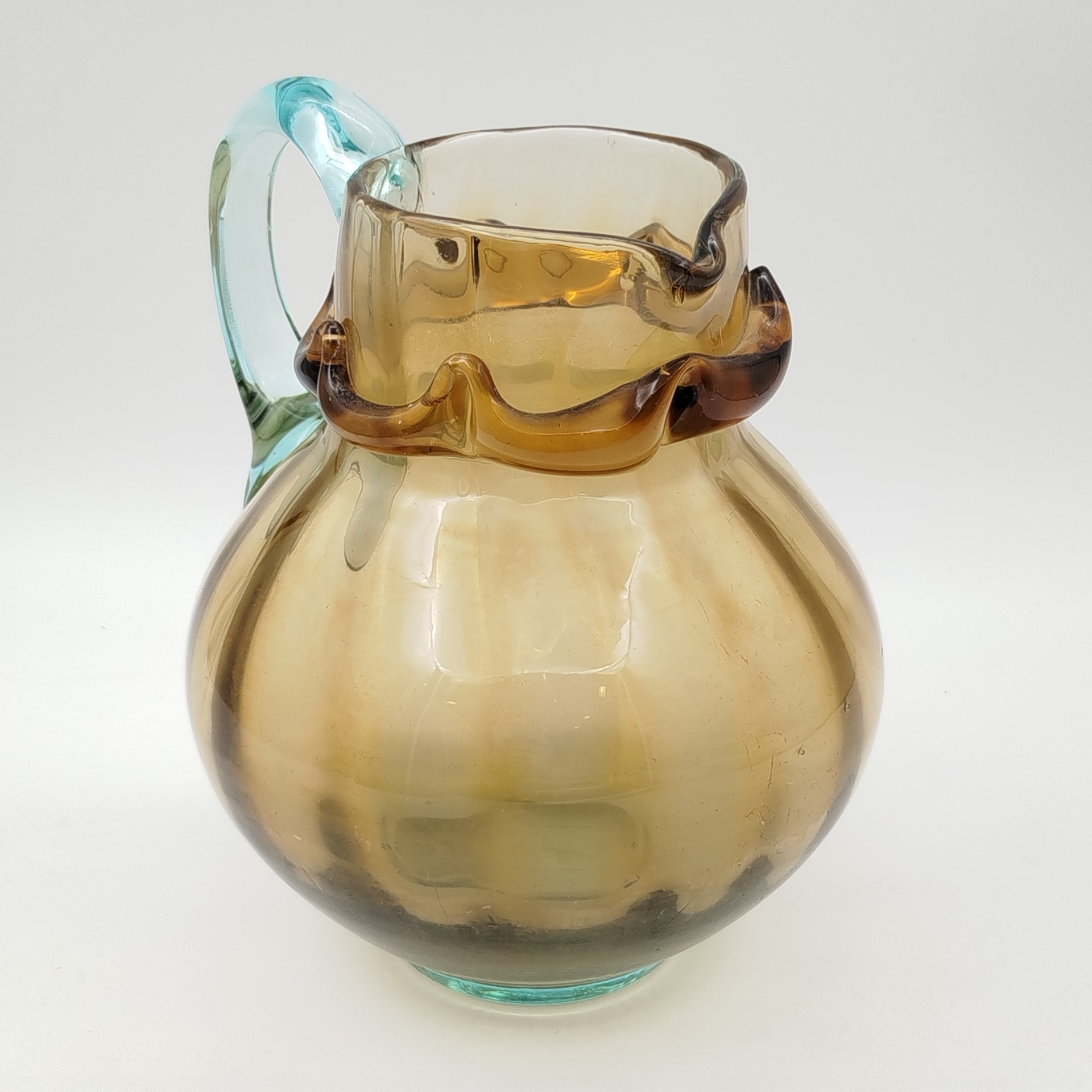 Кувшин в янтарно-голубой гамме с волнистым декором, стекло, гутная техника, СССР, 1960-1980 гг.
